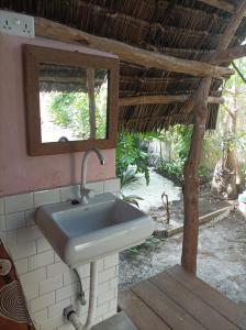 - Baño con lavabo y espejo en Mamarasta en Bwejuu