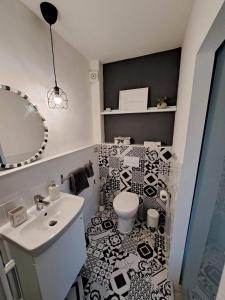 a bathroom with a black and white tiled floor at CINQUE TORRI AFFITTACAMERE in Osimo