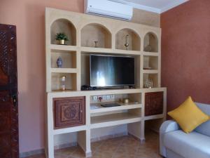 Et tv og/eller underholdning på Agadir-Taghazout Magnifique Villa Dar Lina 4 etoiles