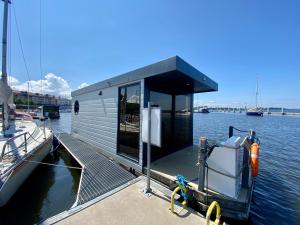カミエン・ポモルスキにあるHausboot- Domy na wodzie - Houseboat Porta Mareの小舟小屋