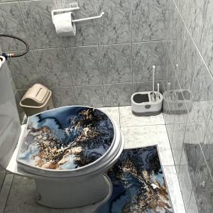 łazienka z toaletą z obrazem na podłodze w obiekcie Humo Family Home w Taszkiencie