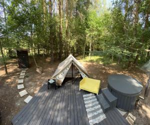 einen Luftblick auf ein Zelt und einen Grill in der Unterkunft Glempings Jaunsaimnieki in Līgatne