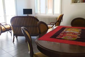 una sala da pranzo con tavolo, sedie e tappeto di Casa Savia, vacanze lago d'Iseo a Pisogne