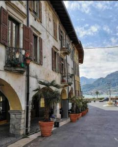 un edificio con piante in vaso sul lato di una strada di Casa Savia, vacanze lago d'Iseo a Pisogne