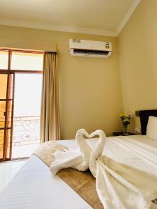 Al Ayjah Plaza Hotel tesisinde bir odada yatak veya yataklar