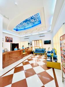 a living room with a checkered floor at Al Ayjah Plaza Hotel in Sur