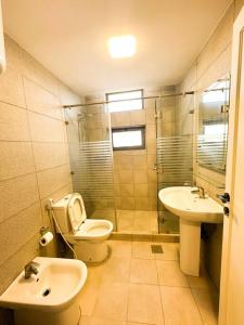 ein Bad mit einem WC und einem Waschbecken in der Unterkunft central apartment for rent 26 in Umm Uthainah