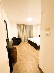 ein Hotelzimmer mit einem Bett und einem Sofa in der Unterkunft central apartment for rent 26 in Umm Uthainah