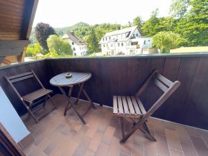 Rõdu või terrass majutusasutuses Haus zum Glück