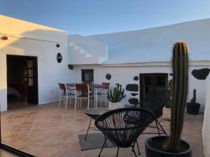 Posezení v ubytování Casa Lupe. Art-inspired courtyard house in Teguise