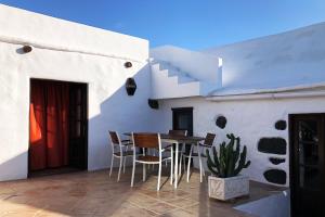 Balkón nebo terasa v ubytování Casa Lupe. Art-inspired courtyard house in Teguise