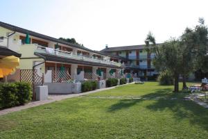 A garden outside Bibione Residence Apartments