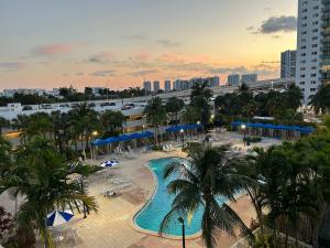 uma vista aérea de um resort com uma piscina em OCEAN RESERVE APARTMENt em Miami Beach