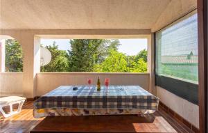 Zimmer mit einem Tisch und einem großen Fenster in der Unterkunft Nice Apartment In Pinezici With Wifi in Pinezici