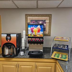 uma cafeteira num balcão ao lado de uma máquina de café em Days Inn by Wyndham Norfolk Airport em Norfolk