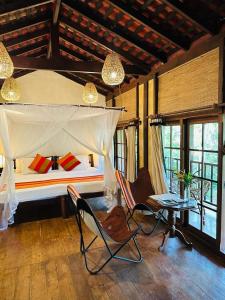 烏納瓦圖納的住宿－烏納瓦圖納杜內斯酒店，一间卧室配有一张床、两把椅子和一张桌子