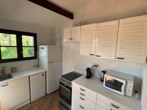 Kuchyňa alebo kuchynka v ubytovaní Villa 5 pièces Sanary - 12 min à pied plage Bandol Lido - 350 m carres jardin - Climatisation - Vue Montagne du Gros cerveau - la pinède + 12 fotografií