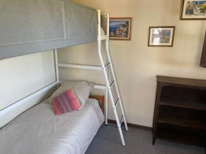 Posteľ alebo postele v izbe v ubytovaní Villa 5 pièces Sanary - 12 min à pied plage Bandol Lido - 350 m carres jardin - Climatisation - Vue Montagne du Gros cerveau - la pinède