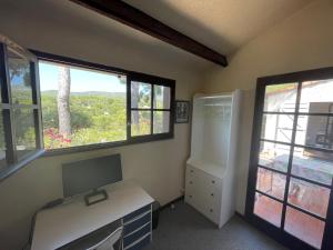Kuchyňa alebo kuchynka v ubytovaní Villa 5 pièces Sanary - 12 min à pied plage Bandol Lido - 350 m carres jardin - Climatisation - Vue Montagne du Gros cerveau - la pinède