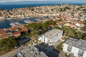 une vue aérienne sur une ville avec un bâtiment blanc dans l'établissement Apartments Tony, à Mali Lošinj