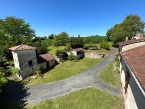 een luchtzicht op een huis met een tuin bij Gîte en Périgord avec piscine in Celles