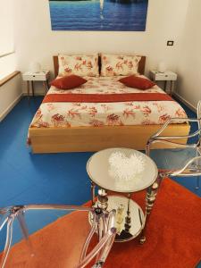 a bedroom with a bed and a table at Ipazia Capri in Anacapri