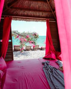 Habitación con cama y vistas a la playa en Dumlupınar Royal Rooms, en Antalya