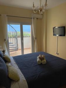 een slaapkamer met een bed met twee slippers erop bij Appartement en résidence + grande terrasse sur le toit in Saidia 