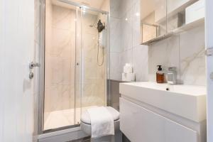 a bathroom with a shower and a toilet and a sink at Sea Shell - 1 Bedroom Flat in Brighton & Hove