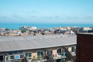 a building with a roof with a city in the background at Sea Shell - 1 Bedroom Flat in Brighton & Hove
