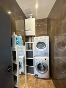 y baño con lavadora y lavadora. en Lovely apartment near Gatwick airport en Reigate