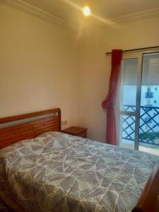 Schlafzimmer mit einem Bett und einem Fenster in der Unterkunft La puesta del sol in Briech