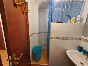 een kleine badkamer met een wastafel en een douche bij La puesta del sol in Briech