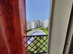 una ventana de un edificio con vistas a la piscina en La puesta del sol en Briech