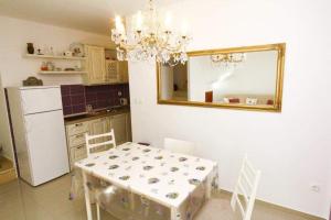 Gambar di galeri bagi Two rustikal apartments in Vila ''U Kali'' close to the beach, reserved parking place di Sveti Filip i Jakov