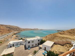 una vista aérea de una playa con casas y agua en Al Ayjah Plaza Hotel, en Sur