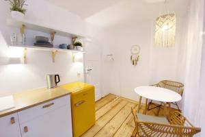 a kitchen with a yellow cabinet and a table at Zentrale 1-Zimmer-Ferienwohnung mit digitalem Check in in Hof