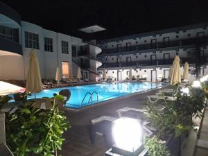 uma grande piscina num hotel à noite em ANYA RESORT HOTEL em Pamukkale