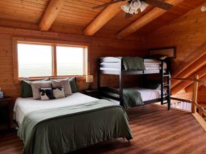 1 dormitorio con 2 literas en una cabaña de madera en New Listing! River frontage!, en Clark
