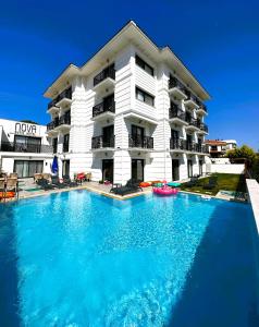 Bazén v ubytování Nova Butik Hotel Çeşme nebo v jeho okolí