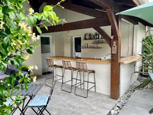 a patio with a bar with chairs and tables at O'PINTXO in Onesse-et-Laharie