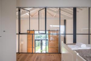 una camera con un letto e una parete di vetro di Loft in Porto a Porto Altre 60 foto