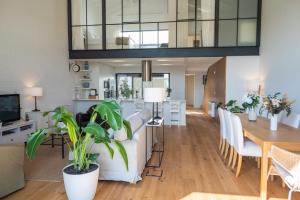 un soggiorno con un tavolo e una sala da pranzo di Loft in Porto a Porto