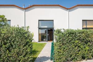 un edificio bianco con cespugli di fronte di Loft in Porto a Porto