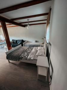 Schlafzimmer mit einem Bett und einem Tisch in der Unterkunft Pokoje na Orzeszkowej in Cammin in Pommern