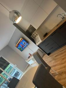 an overhead view of a living room with a person in the kitchen at Apartament Nowoczesny w Centrum Torunia/podziemny parking i winda in Toruń