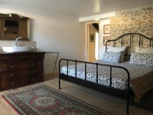 Un pat sau paturi într-o cameră la Cordeliers Dandelion