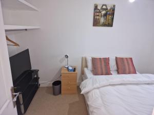 En eller flere senger på et rom på NightRest Homes 6 Bedroom House- Smart TV In each Room - Parking - Wifi