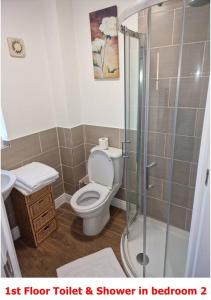 a bathroom with a toilet and a shower at NightRest Homes 6 Bedroom House- Smart TV In each Room - Parking - Wifi -Milton Keynes in Milton Keynes