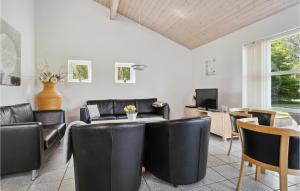 Bøtø Byにある4 Bedroom Cozy Home In Vggerlseのリビングルーム(黒い革張りの椅子、テーブル付)